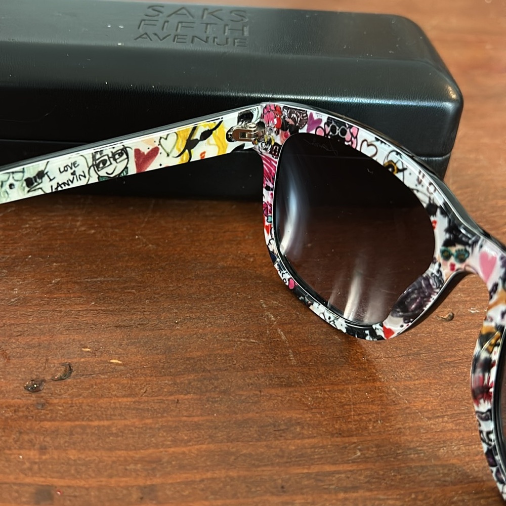 Lanvin black sunglasses with floral pop - Picture 2 of 3